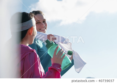 外國人女人健身補水 40739037