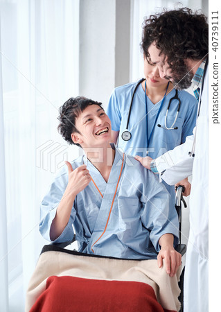 坐在輪椅上的男人 坐在輪椅上的男人 40739111