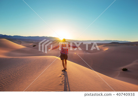 Hike in the desert 40740938