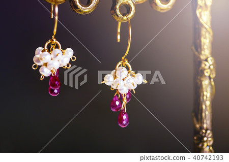 珍珠和紅寶石耳環 40742193