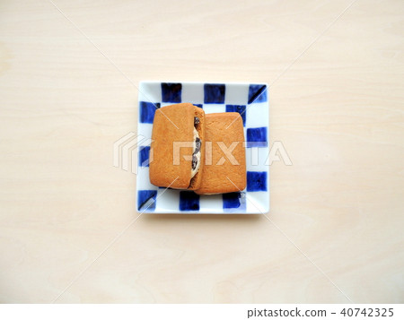 Raisin butter sandwich 40742325