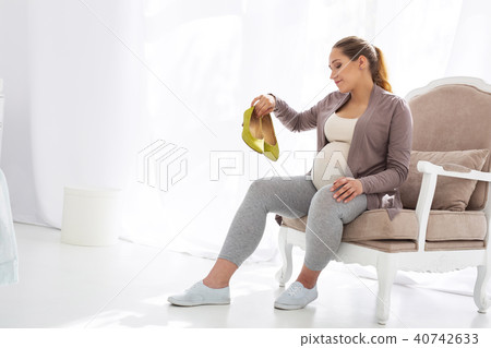 Upset pregnant woman missing hill shoes Upset pregnant woman missing hill shoes 40742633
