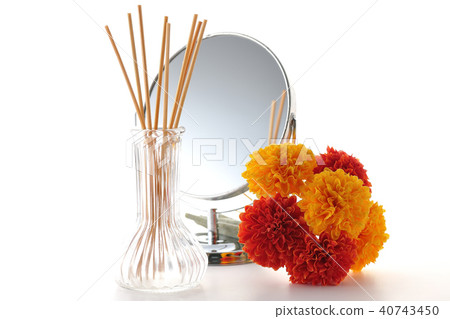 Mirror and marigold Mirror and marigold 40743450