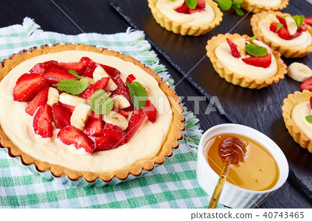 tartlet and tart with strawberry, banana, close-up tartlet and tart with strawberry, banana, close-up 40743465
