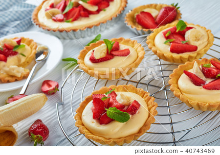tartlets and tart with strawberries, banana, mint tartlets and tart with strawberries, banana, mint 40743469
