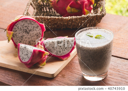 A glass of dragon fruit smoothie  40743910