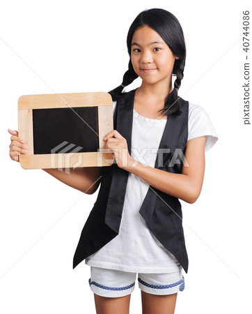 young girl hands holding the chalkboard  40744086