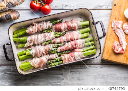 Tasty food bacon wrapped asparagus in frying pan Tasty food bacon wrapped asparagus in frying pan 40744793