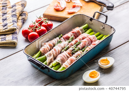 Tasty food bacon wrapped asparagus in frying pan Tasty food bacon wrapped asparagus in frying pan 40744795