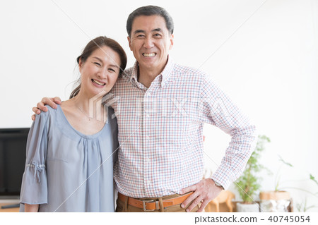日本夫婦中間擁抱著微笑 日本夫婦中間擁抱著微笑 40745054