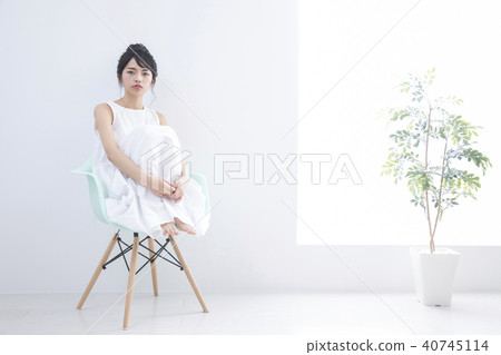A young woman sitting on a chair 40745114