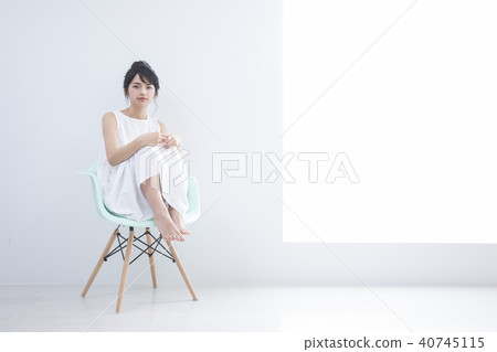 坐在椅子上的年輕女子 40745115