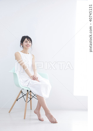 A young woman sitting on a chair 40745131