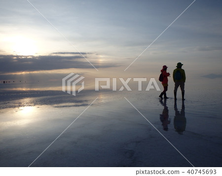 走在烏尤尼鹽湖 走在烏尤尼鹽湖 40745693