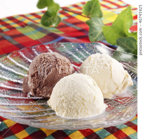 Ice cream vanilla and chocolate Ice cream vanilla and chocolate 40745925