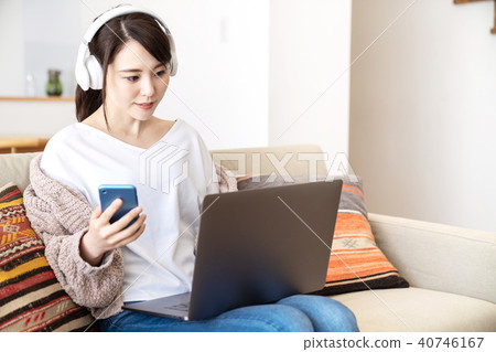 A woman listening to music 40746167