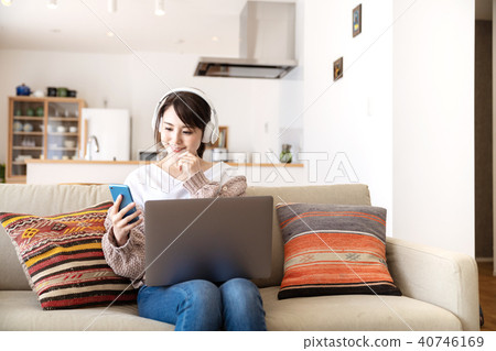 A woman listening to music 40746169