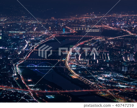淡水河夜視圖的鳥瞰圖 40747259