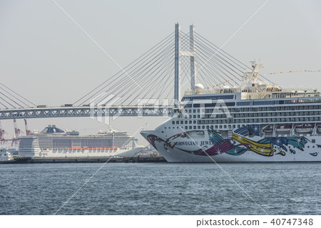 Luxury cruise ship lodged at Yokohama Port Yamashita Bego and Daikoku-fue 40747348
