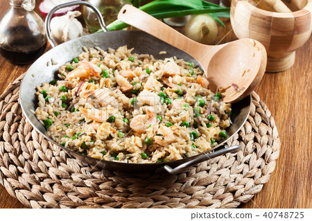 Fried rice with shrimp and vegetables 40748725