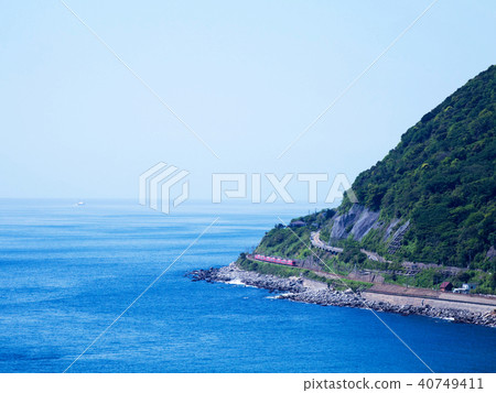 Izuki Kinme火車沿著海灘運行 40749411