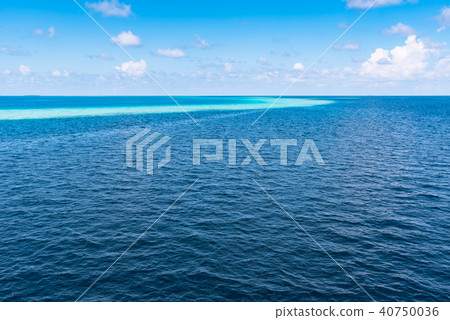 馬爾代夫珊瑚礁和白雲 馬爾代夫珊瑚礁和白雲 40750036