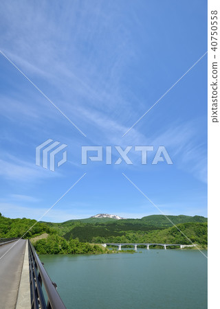 奧州湖和岩層的安靜的春天 40750558