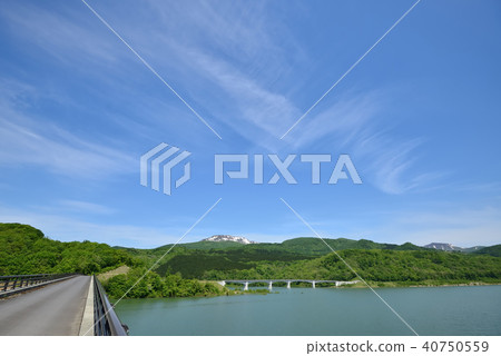 奧州湖和岩層的安靜的春天 40750559