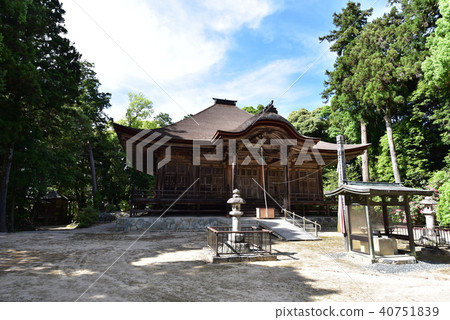 Honzanji Temple Main Hall in early summer, Misaki-cho, Kume-gun, Okayama Prefecture Honzanji Temple Main Hall in early summer, Misaki-cho, Kume-gun, Okayama Prefecture 40751839
