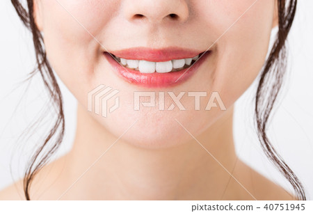 牙嘴的女人 40751945