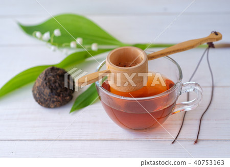 Chinese tea Shen Puer and Lily of the valley 40753163