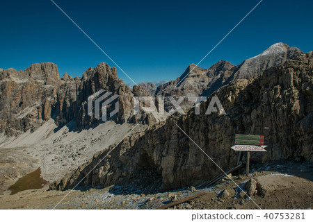 autumn in riffugio lagazuoi, italien dolomites 40753281