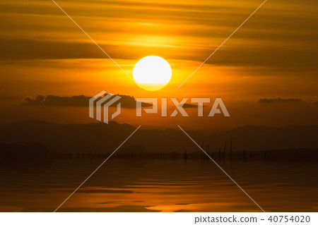 Sunset sky on the lake Sunset sky on the lake 40754020