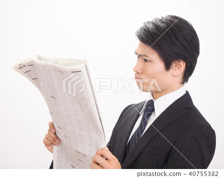 看報紙股票專欄的商人 40755382