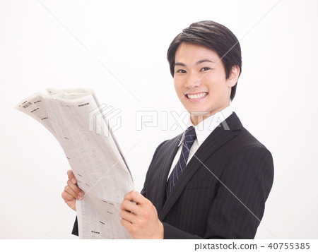 看報紙股票專欄的笑的商人 40755385