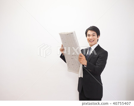 看報紙股票專欄的笑的商人 看報紙股票專欄的笑的商人 40755407
