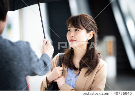 Business women meeting 40756940