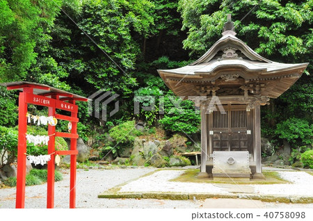 Uga Shrine and Shimbashi in the premises of Tokuzo Shogoji Ryomoji temple 40758098