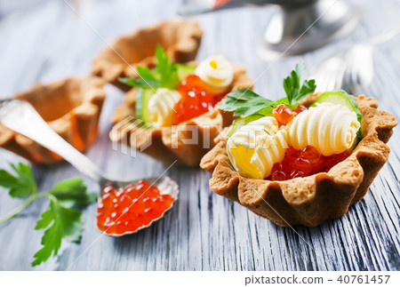 tartalets, butter and salmon caviar 40761457