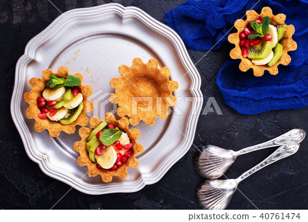 tartalets with berries 40761474