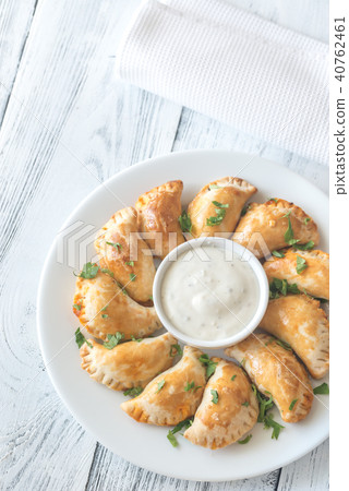 Mini chicken pies with creamy garlic sauce Mini chicken pies with creamy garlic sauce 40762461