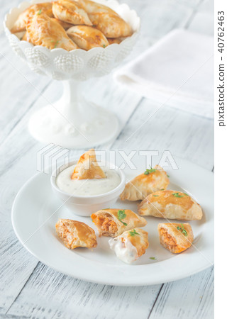 Mini chicken pies with creamy garlic sauce 40762463