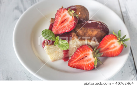 Slice of cheesecake with fresh strawberries 40762464