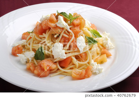 Tomato and mozzarella pasta with basil pasta Tomato and mozzarella pasta with basil pasta 40762679