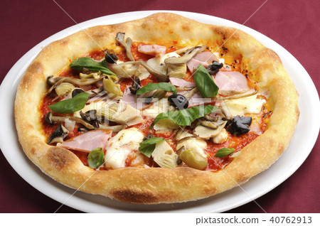 火腿和橄欖和羅勒比薩餅 40762913