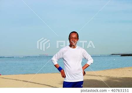 Japanese senior walking in Waikiki Japanese senior walking in Waikiki 40763151