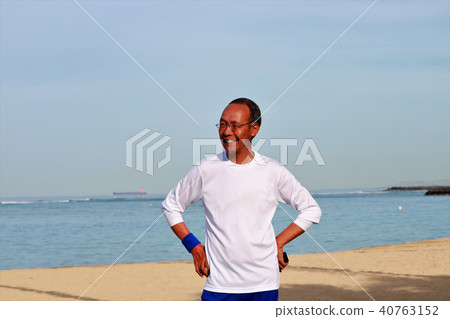 Japanese senior walking in Waikiki Japanese senior walking in Waikiki 40763152