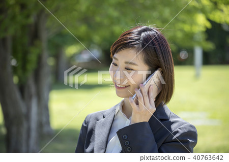 Business woman talking outdoors 40763642