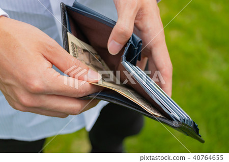 Take out notes from the wallet Take out notes from the wallet 40764655