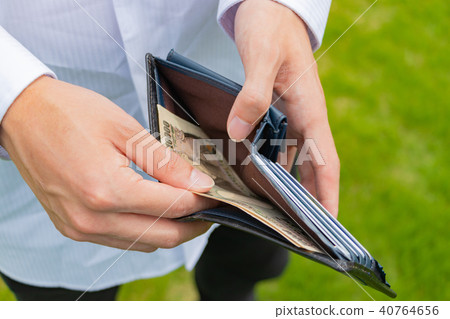 Take out notes from the wallet Take out notes from the wallet 40764656